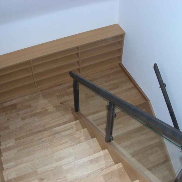 Zu sehen ist eine saniertes-Treppen-Regal